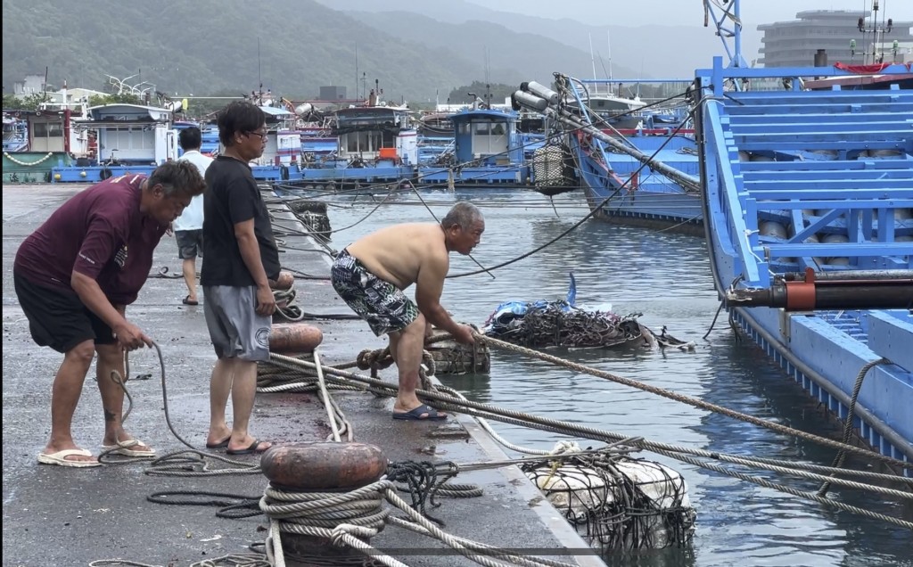 台风「嘉美」登陆台湾东北部宜兰县之前，渔民们准备在乌石港保护船只。