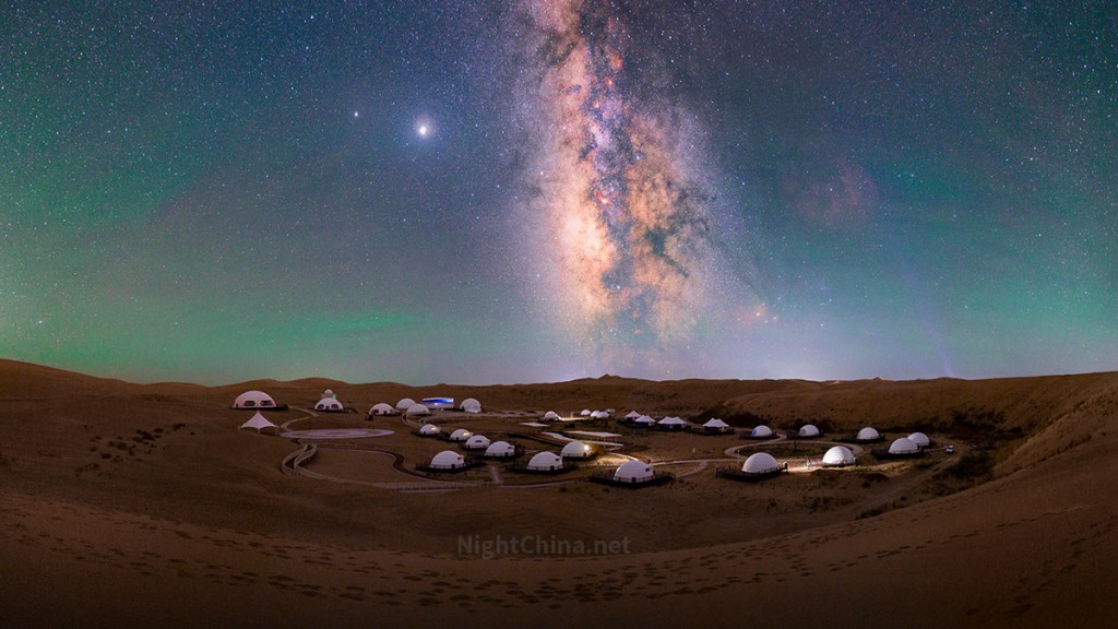 摘星小镇没有任何光污染，游客可在沙漠里欣赏星空。（夜空中国图片）