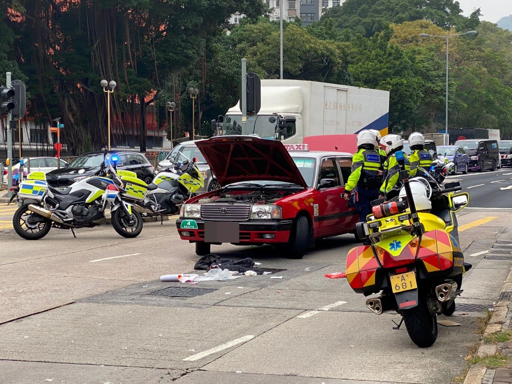 現場為地上遺血漬及校褸。香港突發事故報料區FB圖