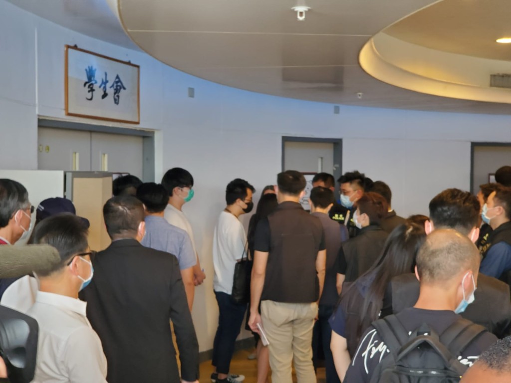 警方搜查學生會會室。