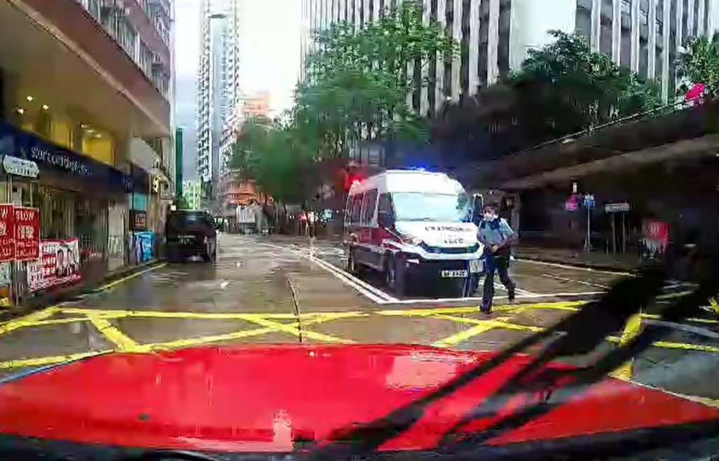 警员走向意外现场。fb香港突发事故报料区影片截图