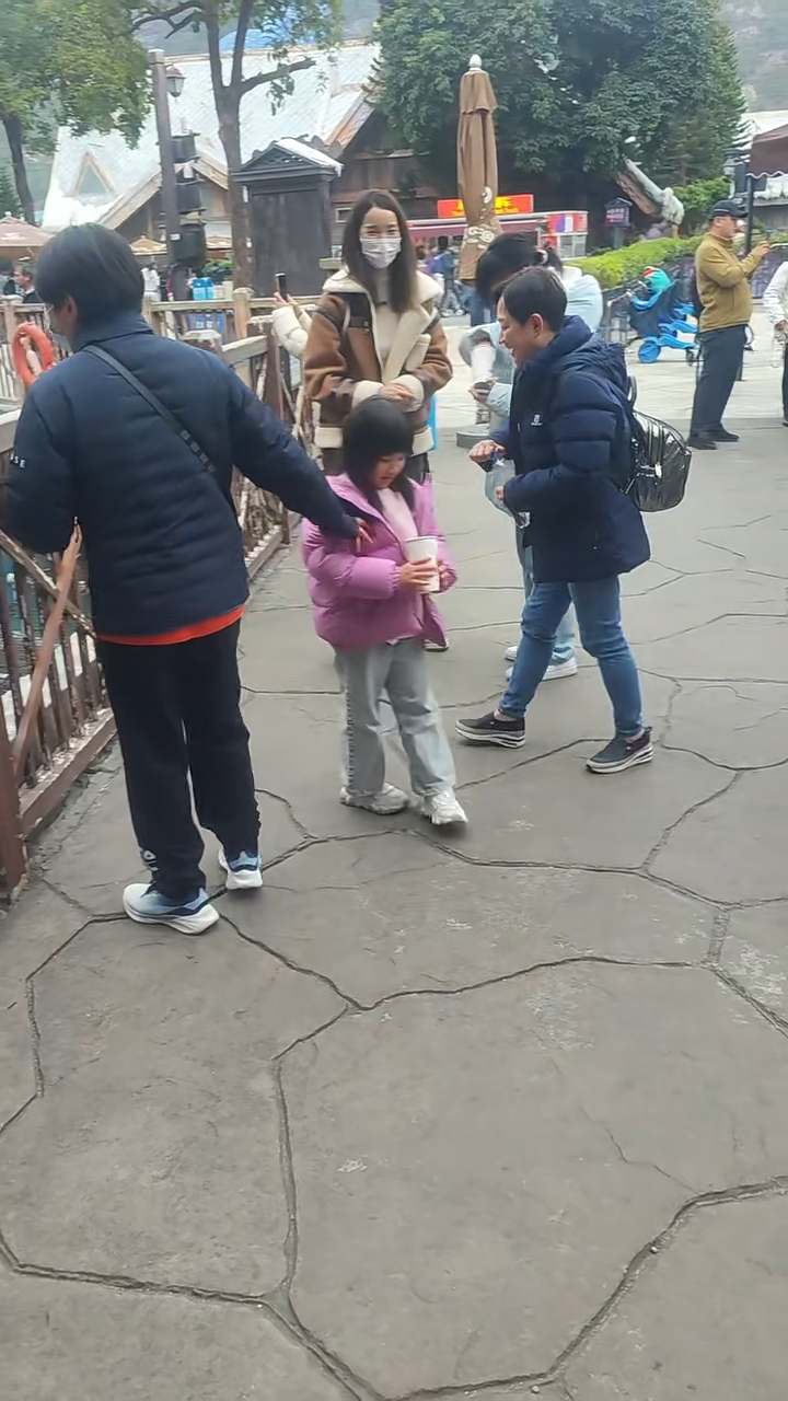 王祖蓝与李亚男则在一旁等待两个爱女，期间亦曾挥手提醒她们要注意安全。