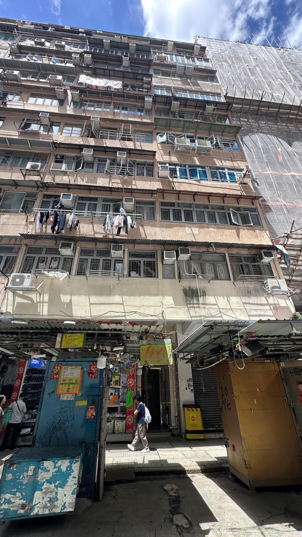 男事主疑由天台墮平台。劉漢權攝