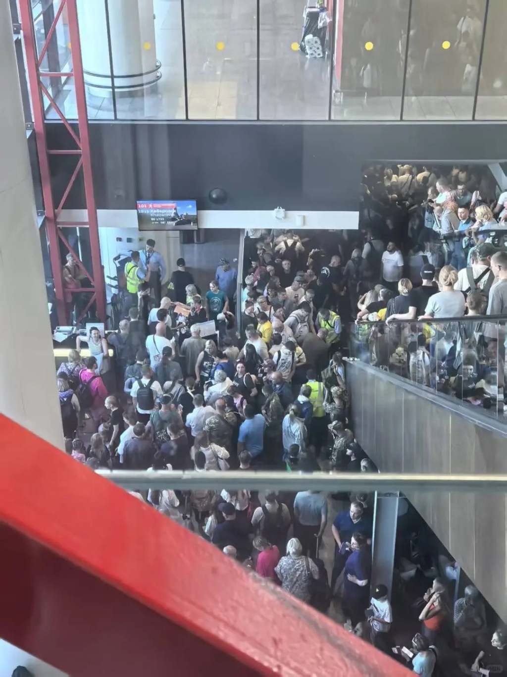 大量旅客因航班取消或延误滞留俄罗斯机场。小红书@南山塔下小师叔