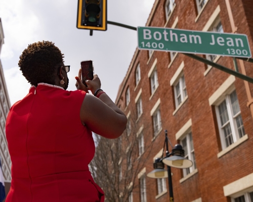 街道改名為Botham Jean Boulevard。AP