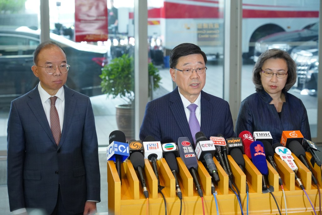 李家超與政制局長曾國衞、公務員事務局局長楊何蓓茵的陪同下，向傳媒講解宣講會內容。葉偉豪攝