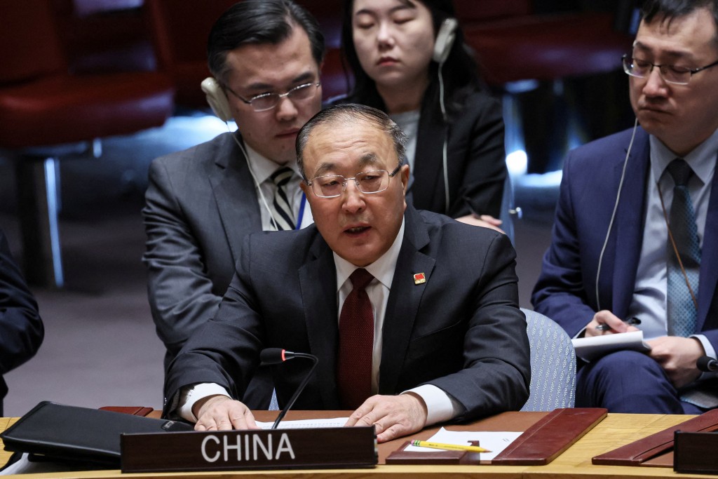 中国常驻联合国代表张军指出，加沙立即停火是安理会压倒性共识。路透社