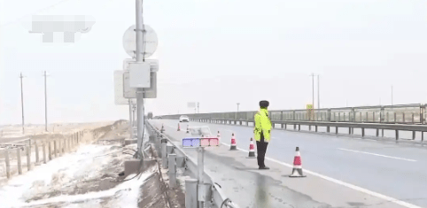 甘肅高速路段出現降雪結冰。央視新聞 甘肅高速路段出現降雪結冰。央視新聞