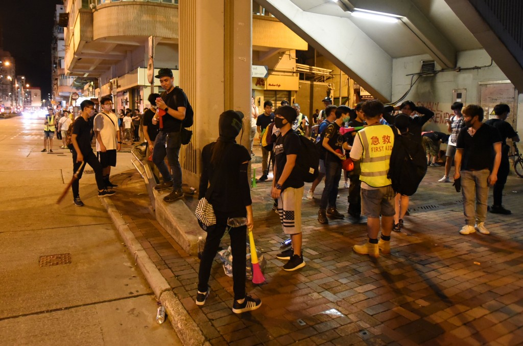 深水埗警署对出钦州街一带当晚有示威者堵路。资料图片
