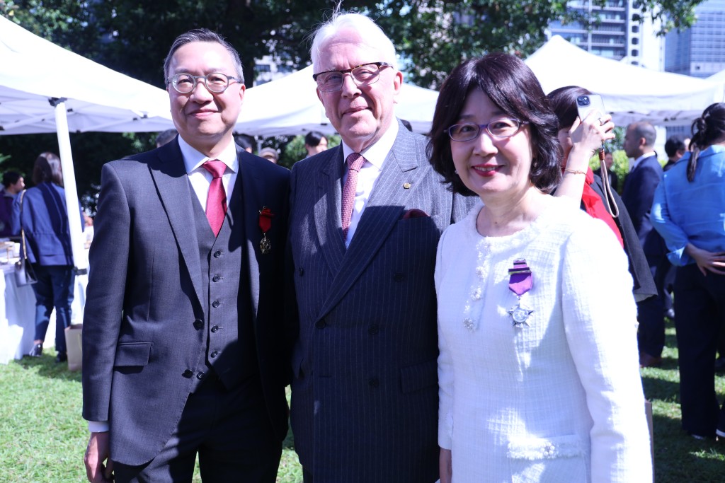 私隱專員鍾麗玲(右)與律政司司長林定國(左)及香港大學法律學院榮譽教授江樂士(中)合照。 私隱專員鍾麗玲(右)與律政司司長林定國(左)及香港大學法律學院榮譽教授江樂士(中)合照。