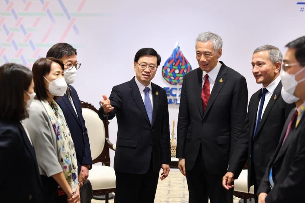 李家超與新加坡總理李顯龍會面，二人未有戴口罩。（政府新聞處）