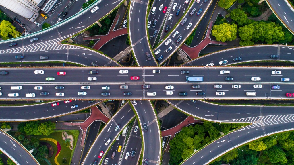 中國高速公路里數全球第一。