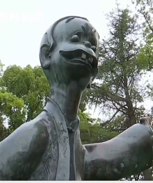 苏州公园的“司马光砸缸”雕塑。