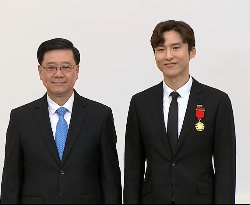 星島新聞集團主席蔡加讚獲金紫荊星章。港台FB影片截圖