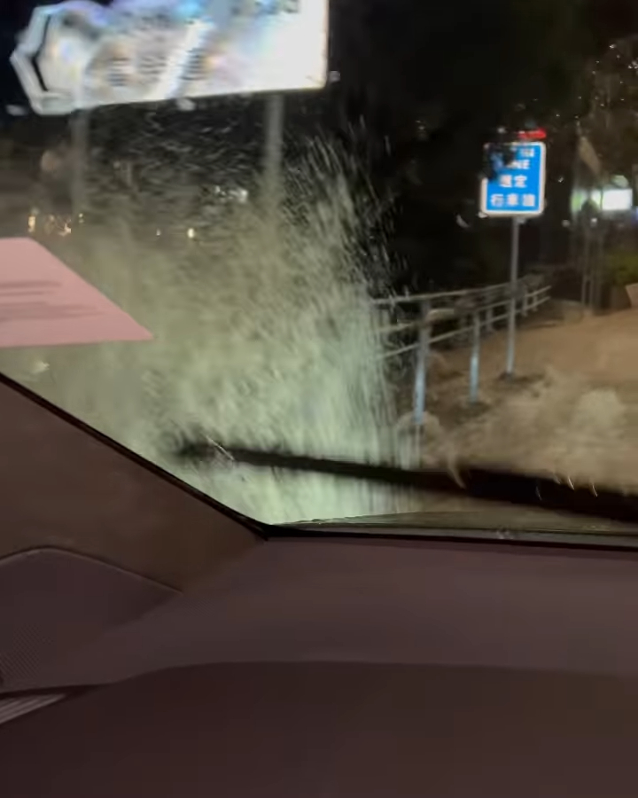 影片更见容祖儿的座驾行走时，在公路上溅起的水花目测达一米高。