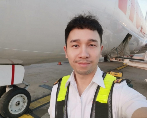 高薪飛機工程師轉行洗冷氣。Thienchai Phankhong facebook