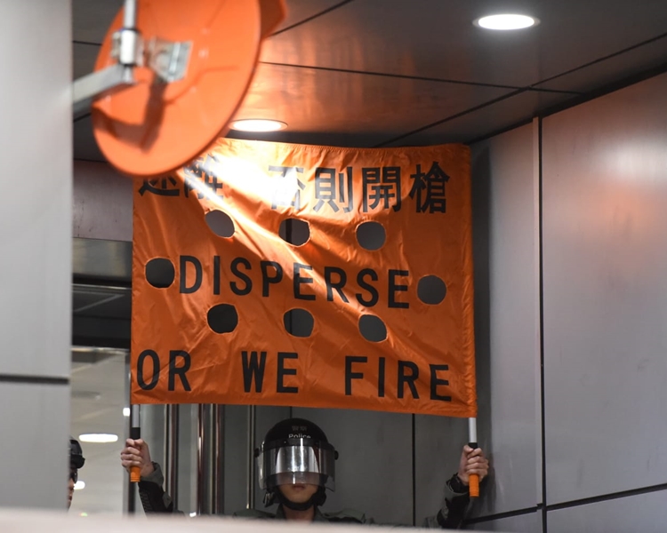 警署內舉起橙旗，警告開槍。