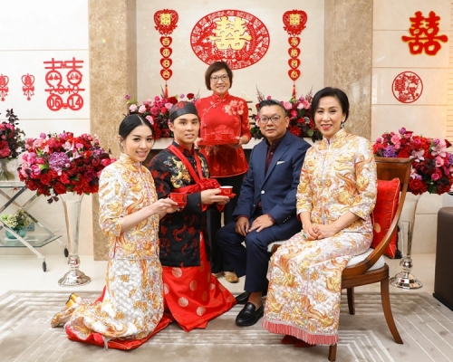 嚴紀雯與男友Jeffrey Char拉埋天窗。