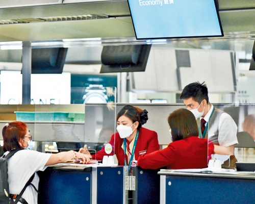 ■九月起包括航空公司職員在內的特定群組機場員工,都必須接種新冠疫苗。