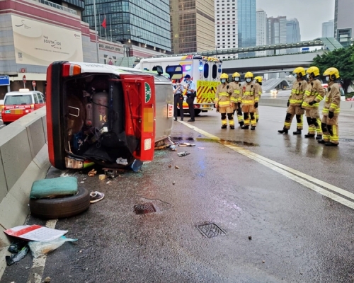 金鐘夏慤道清晨有的士失控翻側，雜物散落一地。
