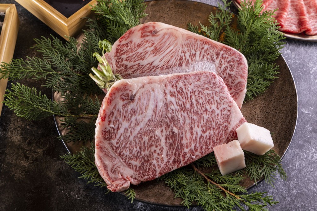 牛肉脂肪与肉质经长时间熟成，肉味更是香浓。