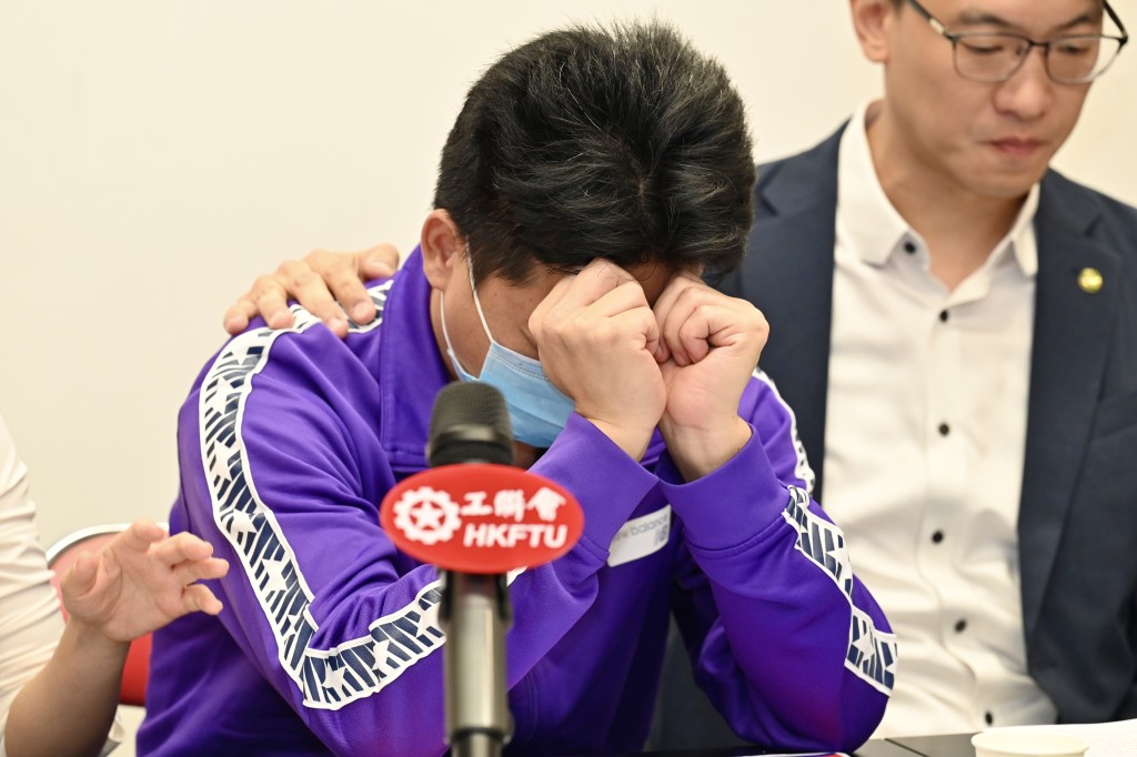 心悦父亲黎先生在记者会中一度哽咽落泪。锺健华摄