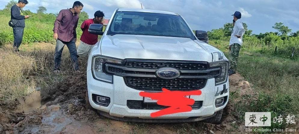中國男司機的私家車在柬埔寨陷入泥濘,被揭發車上載有一具男屍。柬中時報 中國男司機的私家車在柬埔寨陷入泥濘,被揭發車上載有一具男屍。柬中時報