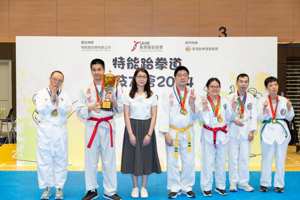 悟宿基金有公司代表鄭文芳女士(左三)為全場總冠軍 – 協會安定工場頒獎。