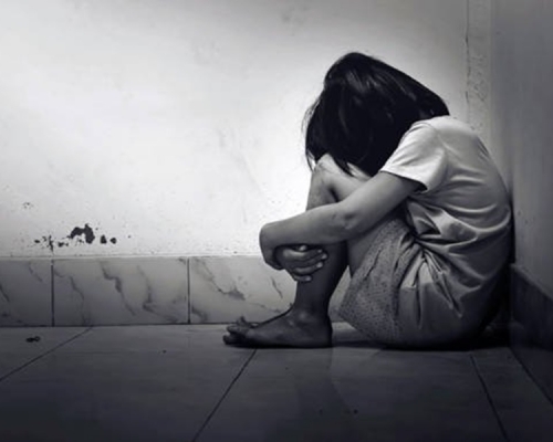 被告兩度非禮情婦的未成年女兒,被判入獄2年。 示意圖