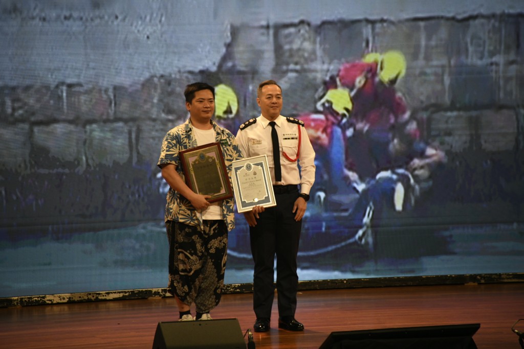 36歲電工梁浩賢於去年9月超強颱風樺加沙襲港期間，與父親駕駛小艇在柴灣海面救起一家三口。