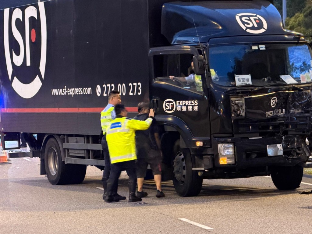 警方向貨車司機了解意外經過。