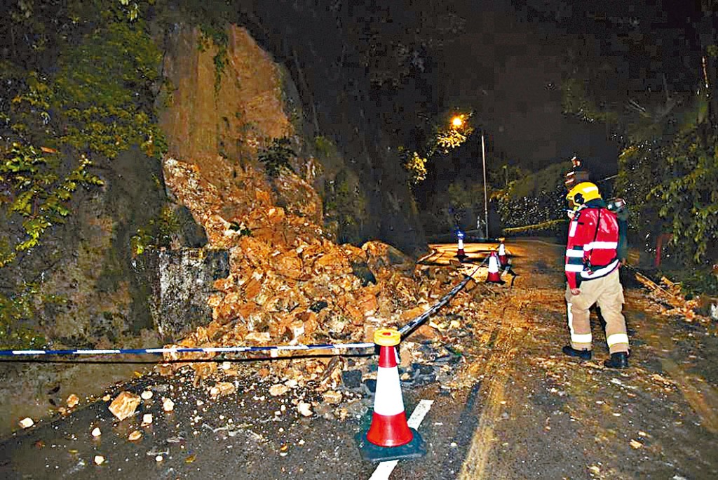 半山中峽道有塌瀉的山泥覆蓋行車綫。