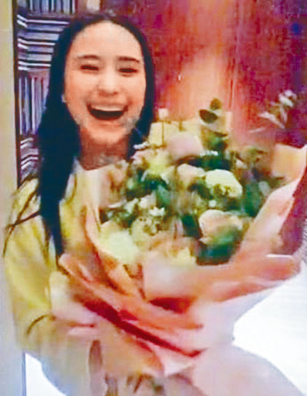 超蓮對這花束顯然很滿意。