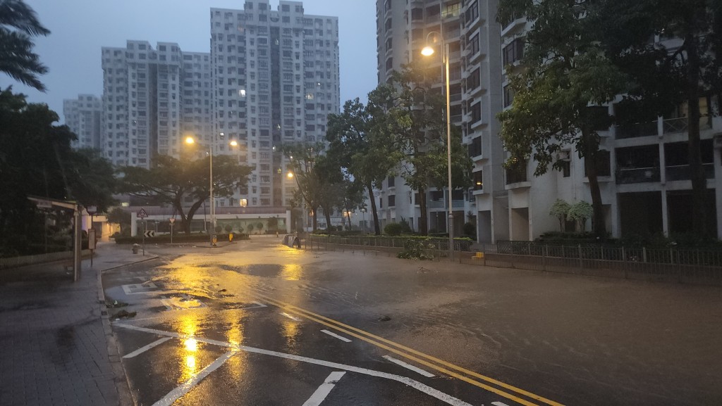 杏花邨出現水浸。