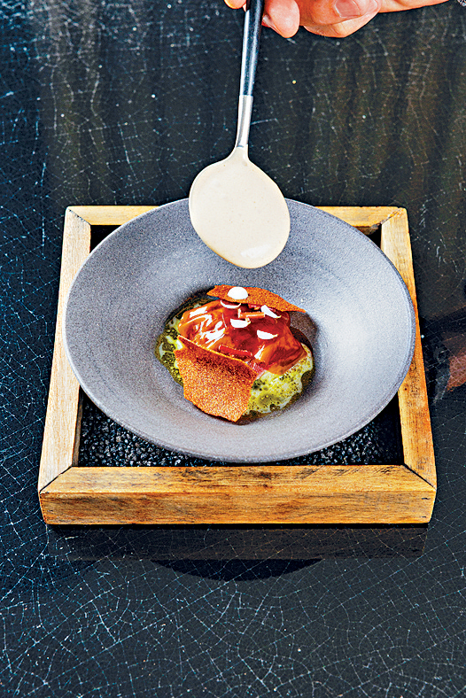 油脂香氣四溢，味道豐富多變的代表菜式之一：「德國和牛配自家釀製魚露凝膠，伴球莖甘藍沙律」。