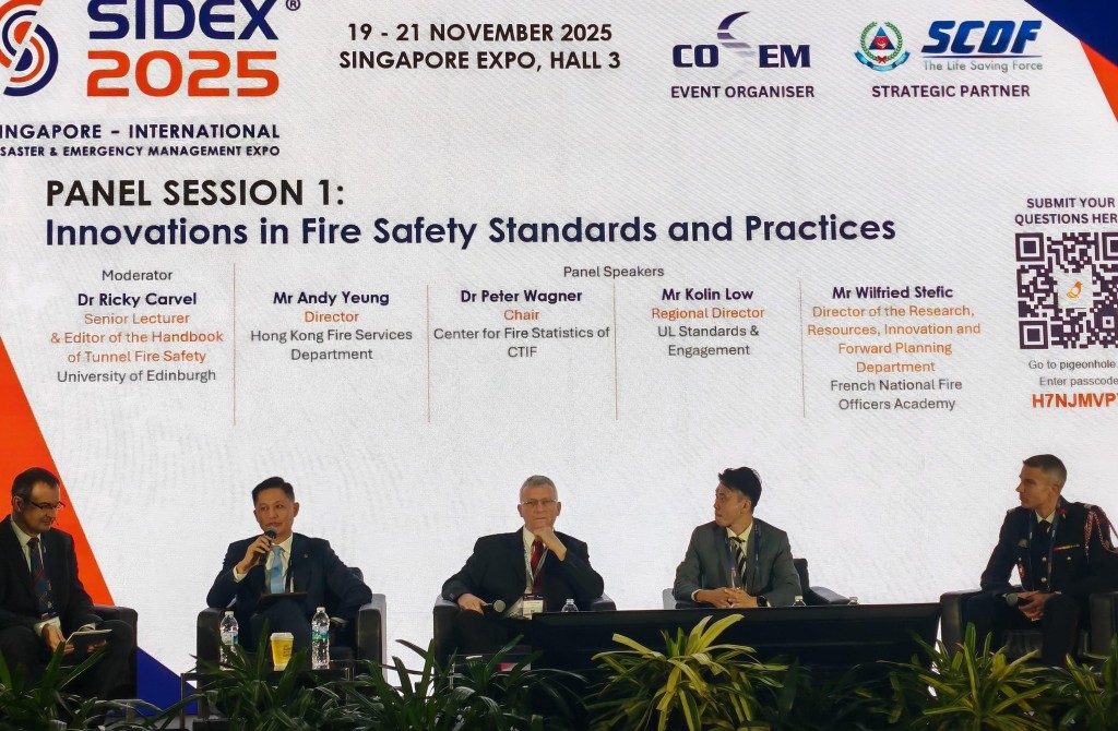 消防處處長楊恩健（左二）分享消防處提升香港消防安全標準的經驗。香港消防處fb圖片