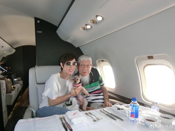 陳法蓉試過安排私人飛機與爸爸及愛犬一起飛日本玩。