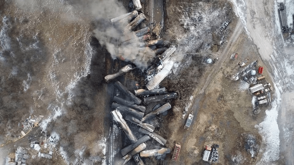 無人機拍下畫面顯示美國俄亥俄州東巴勒斯坦發生的貨運列車脫軌事件。路透社