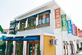 九龍塘約克國際幼兒園發生校車保母疏忽，將學童放在路邊，沒有交給家長便離開。