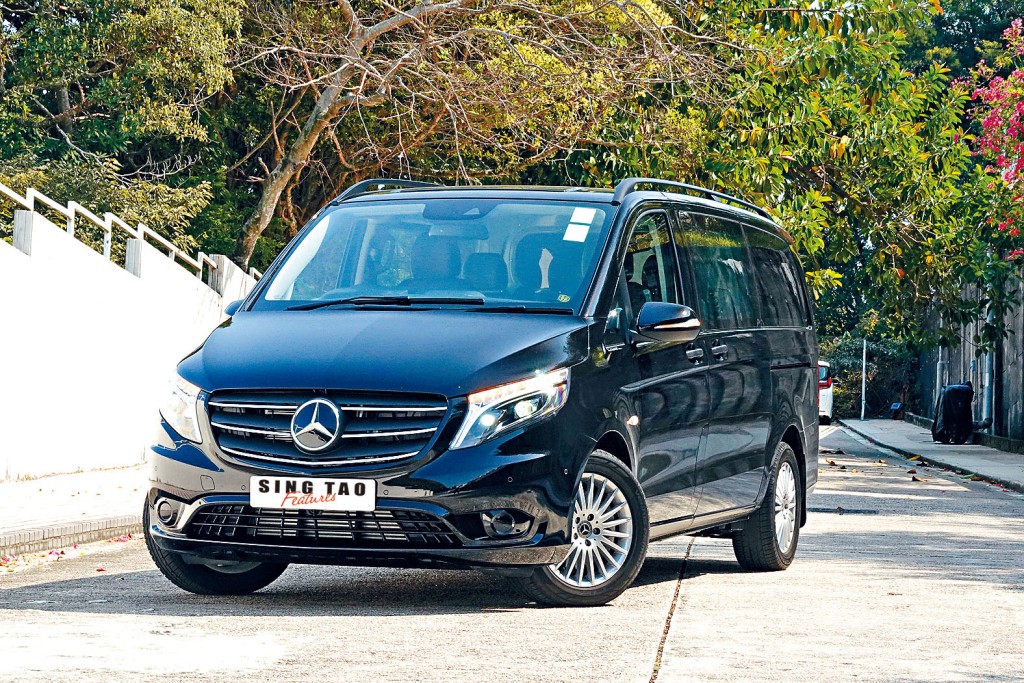 Vito 119 CDI改良版換上新款鬼面罩設計，並可選配轉向式LED車燈及日行燈，測試車為長陣版，定價$438,800起。
　　