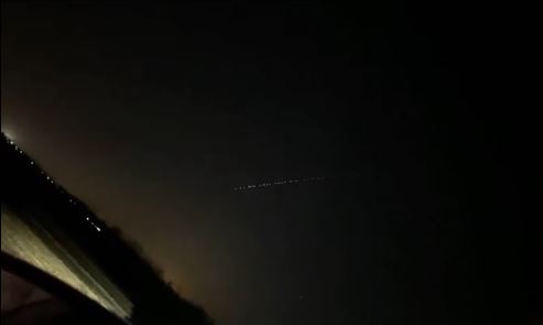 河南6日晚，多地民众在夜空中发现神秘光串。抖音