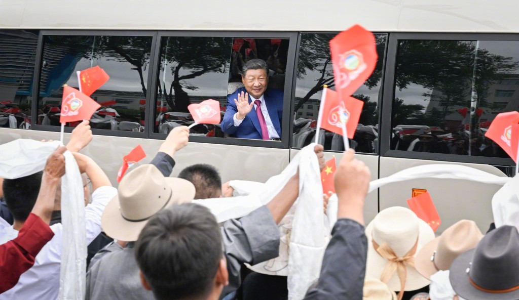 習近平率團抵達拉薩，大批民眾沿路歡迎。新華社