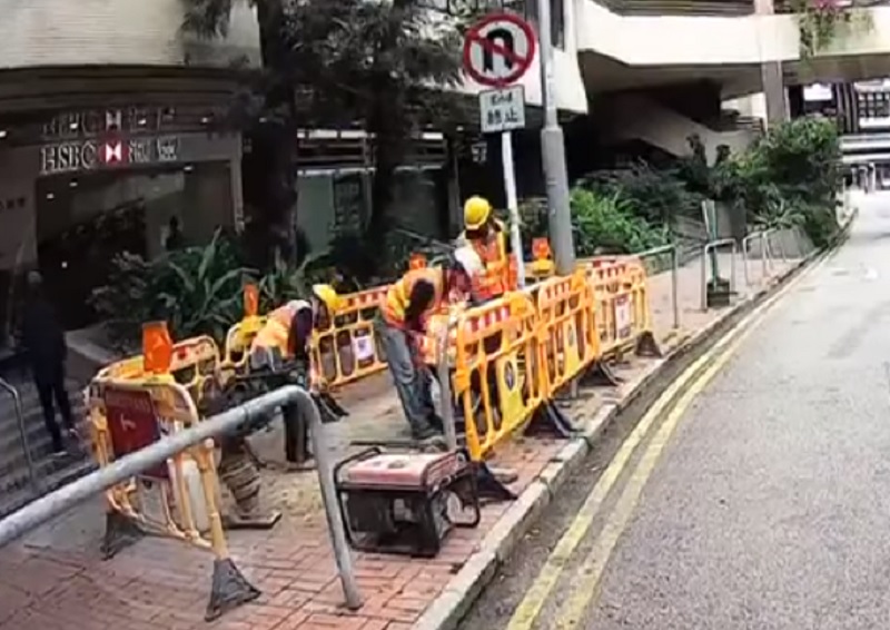 地盤出現火光。影片截圖