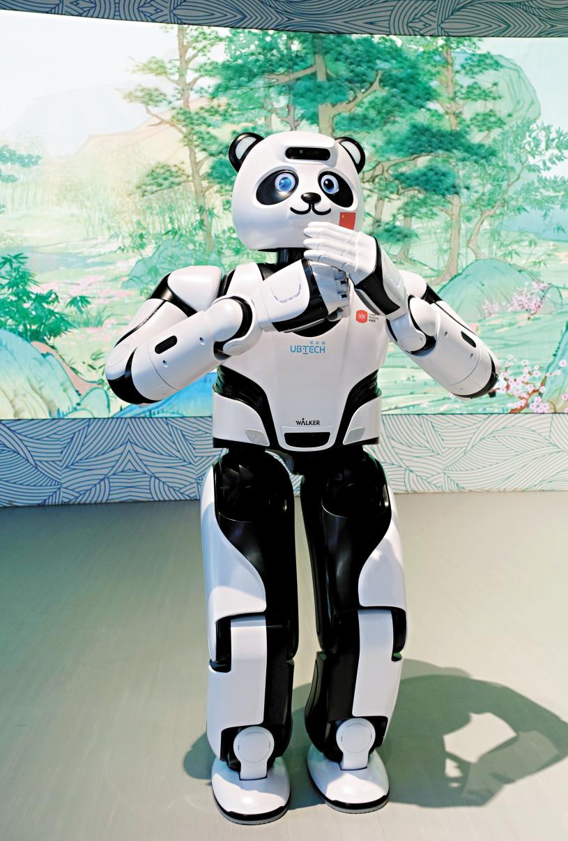 熊猫模样的机械人「优悠」，会在中国馆迎迓到访客人。