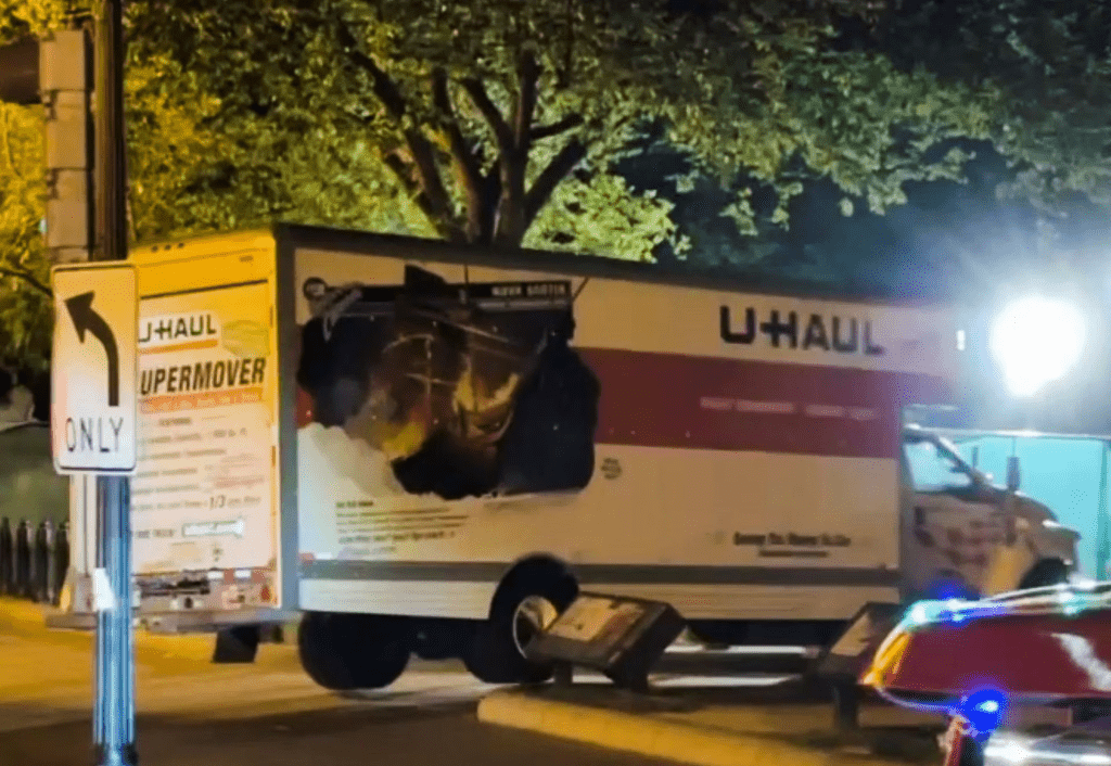 在美國華盛頓白宮附近的拉斐特廣場上，一輛貨車撞上了安全屏障。路透