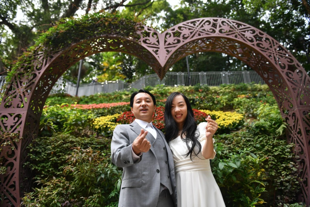 紅棉路婚姻登記處登記結婚的情況(王生王太)。陳極彰攝