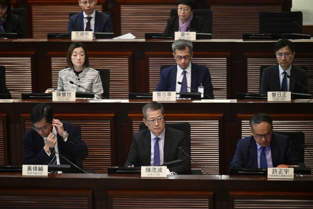 陳茂波（中）向議員解釋政策。劉駿軒攝