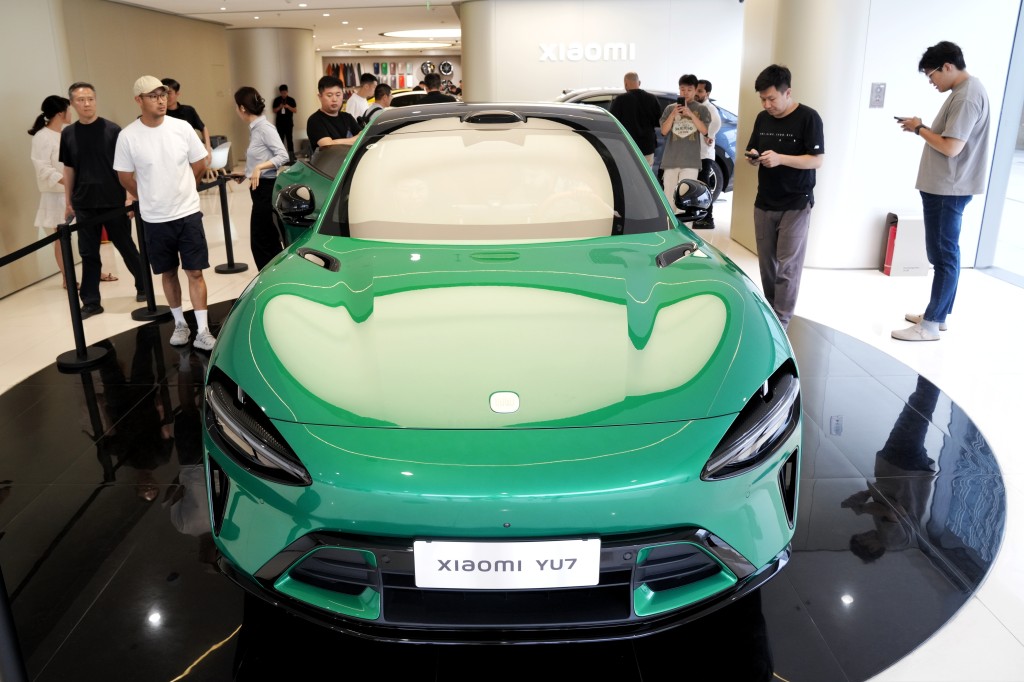 在北京一家小米汽車門店,新發佈的小米YU7汽車受消費者關注。中新社 在北京一家小米汽車門店,新發佈的小米YU7汽車受消費者關注。中新社