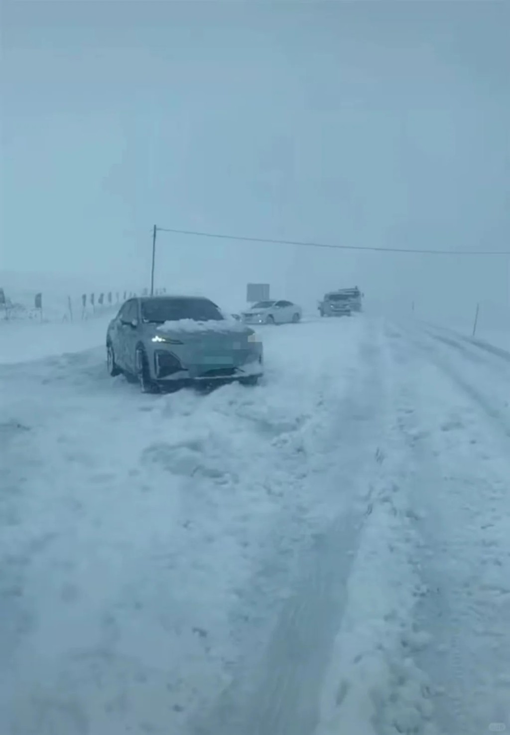 内蒙古突下暴雪有数百辆汽车被困公路上。影片截图