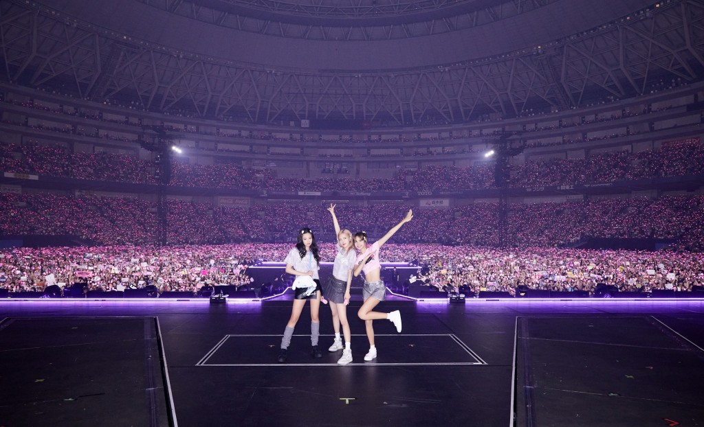 BLACKPINK的大阪站只有Jennie、Rosé及Lisa表演。